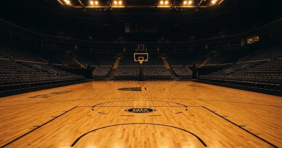 Eine leere Basketballhalle mit glänzendem Parkett und einem Korb im Hintergrund, Licht von Deckenstrahlern spiegelt sich im Boden.