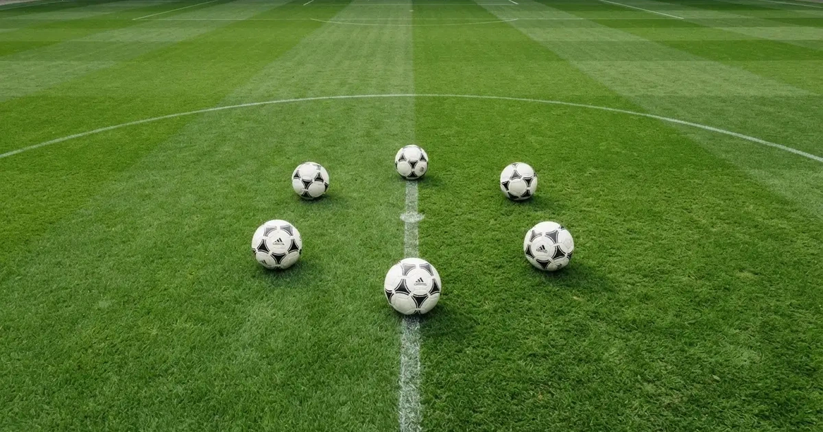 Sechs Fußbälle in einem Kreis auf einem gepflegten Rasen, von oben aufgenommen, gleichmäßiges Tageslicht.